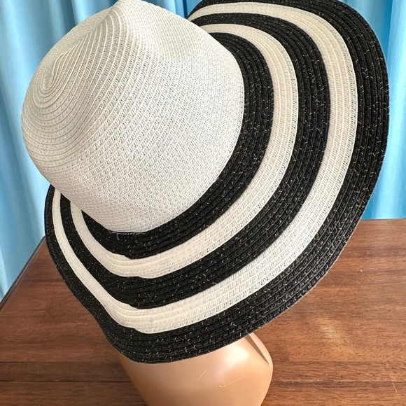 Magid Summer Floppy Hat Black & White Swirls 100% Straw - Picture 6 of 10